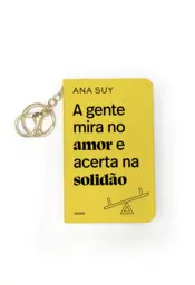 Capa A gente mira no amor e acerta na solidão - Livro de bolso com chaveiro